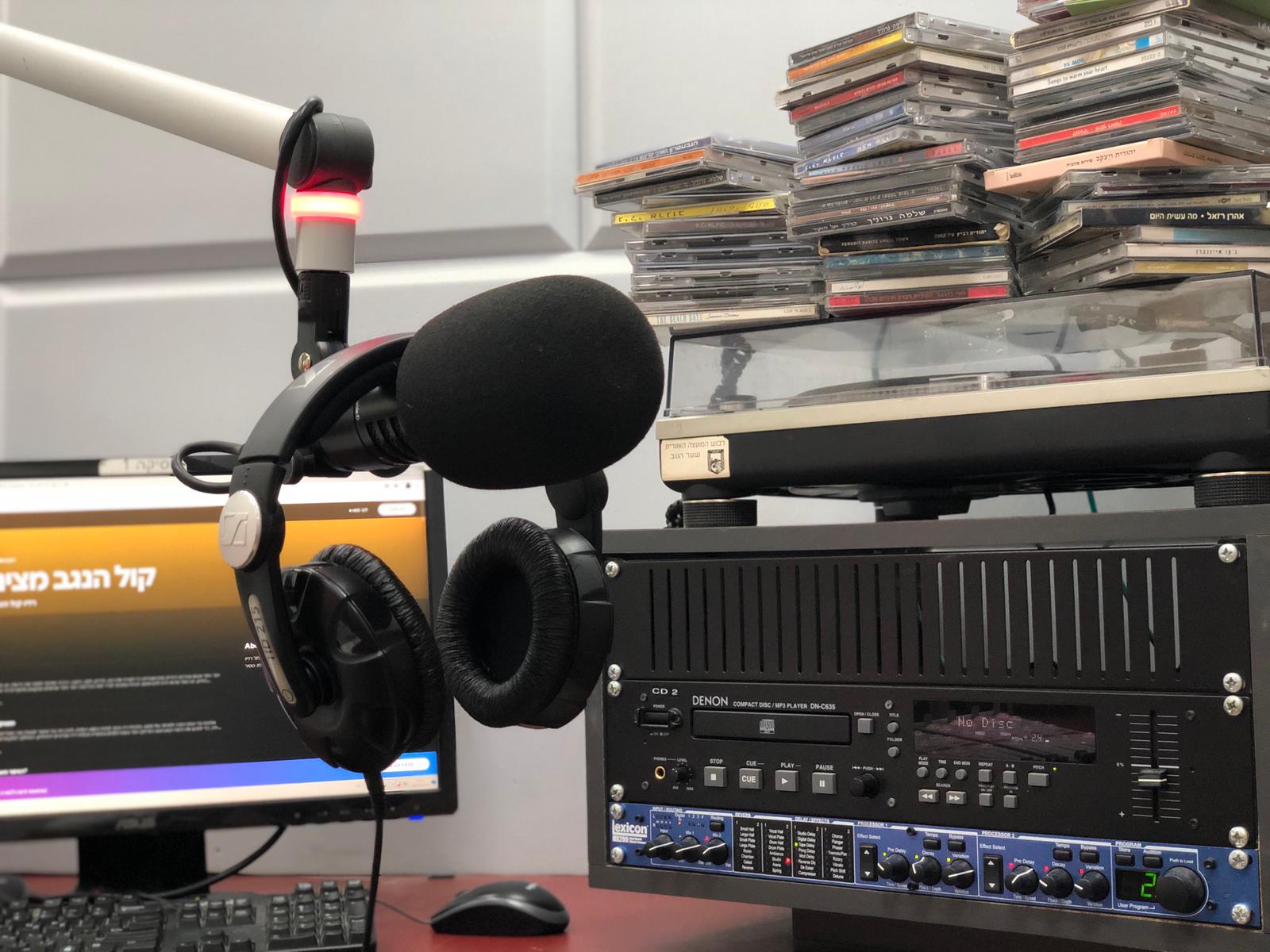 מיקרופון ואוזניות בחדר רדיו